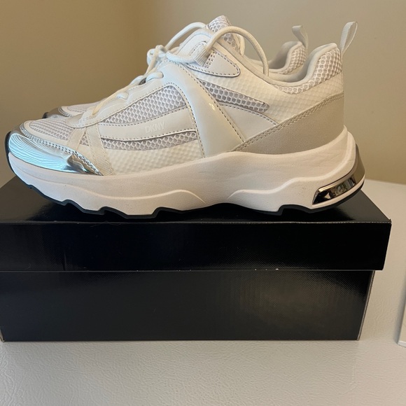 BRAND NEW DKNY Juna Lace Up Sneaker Size 8. - Picture 2 of 3